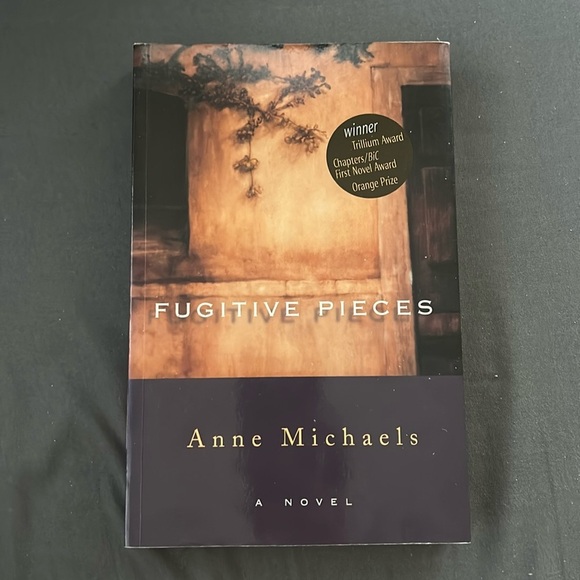 Fugitive Pieces by Anne Michaels, almost like new - Picture 1 of 9